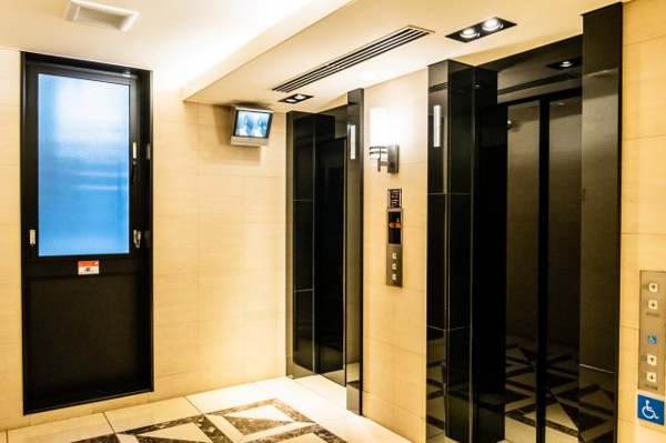 【その他共用部分】 | 【エレベーターホール】気品あふれる大理石をデザイン貼りした、優雅な趣が漂う内装です！