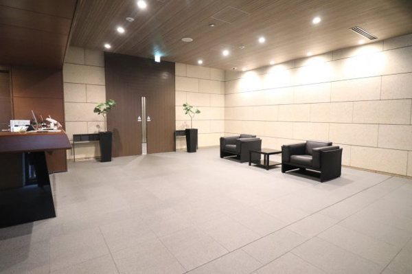 【エントランス】 | 【エントランスホール】広々とした空間でソファにゆったりと座り、ご歓談いただけます。お待ち合わせにも。