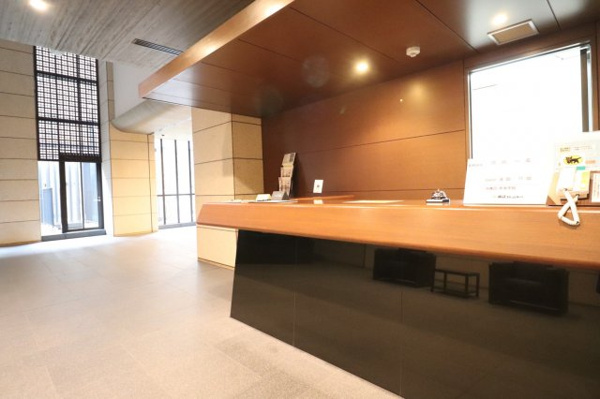 【エントランス】 | 【コンシェルジュカウンター】各種取次・紹介など、丁寧なサービスで都心の快適な生活をサポート！