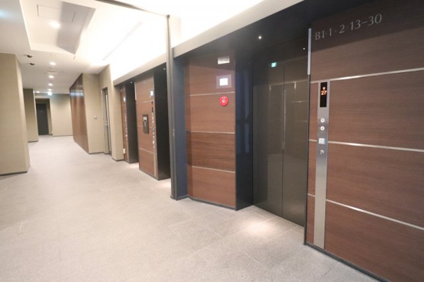 【その他共用部分】 | 【エレベーターホール】印象的な木調仕上げ。エレベーターは非常用を含め全部で3基ございます。