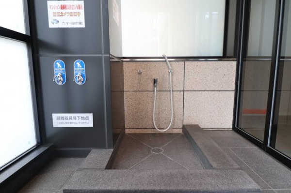 【その他共用部分】 | 【ペット足洗い場】お出かけの後、きれいになってお部屋に戻れます。大切な愛犬をやさしくケアできます。