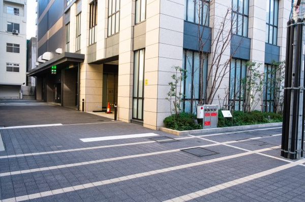 【駐車場】 | 【敷地内駐車場入口】きちんと整備・管理されたきれいな車路。歩車分離設計で安全性にも配慮されています！