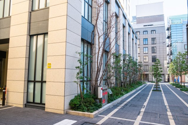 【周辺】 | 【周辺】思わず歩きたくなるような、気持ちの良いエントリーコートです。広々とした歩道状公開空地です！