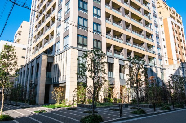 【外観】 | 【外観】古き良き大阪の彩りを継承したファサードデザイン。雅で味わい深い趣のある植栽。