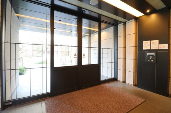 【エントランス】 | 【風除室】上質な印象のエントランスです。もちろんオートロックです！強固なセキュリティで安心！