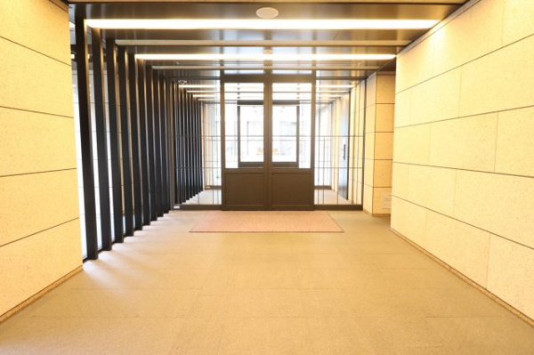 【エントランス】 | 【エントランスホール】自然光が柔らかく差し込みます。上品な石壁がやさしい雰囲気をつくりだします。