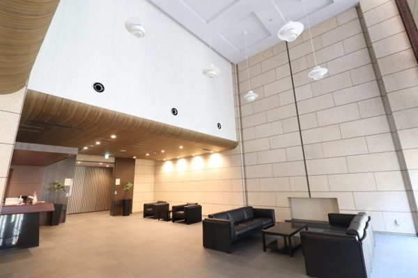 【エントランス】 | 【エントランスホール】伸びやかな二層吹抜け。白を基調とした内装に、黒で統一された家具がよく映えます。