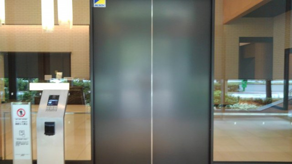 【エントランス】 | 【風除室】ガラス張りの開放的なエントランスです。もちろんオートロック！強固なセキュリティで安心！