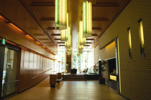 【エントランス】 | 【エントランスホール】高天井の美しいグランドエントランス。南面から、心地よい自然光が降り注ぎます。