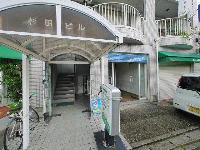 杉田ビルのエントランス