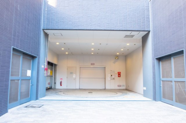 【駐車場】 | 【敷地内駐車場】きちんと整備されたきれいな駐車場です！十分な広さがあり、車の出し入れもスムーズ！