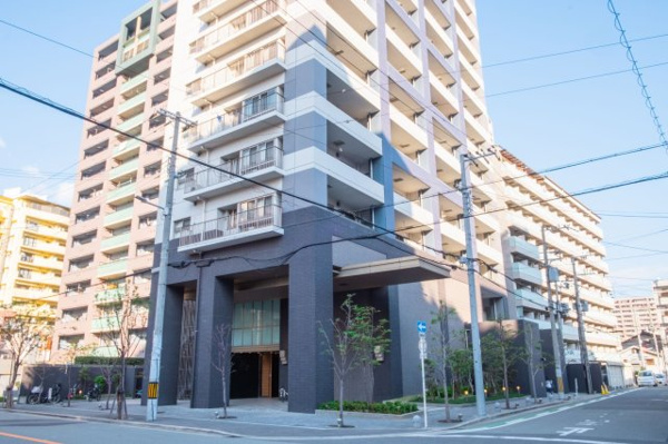 【外観】 | 【基壇部外観】低層部分の外観です。周辺の道路も綺麗に整備されています！