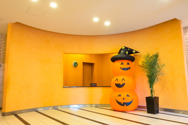 【エントランス】 | 【エントランスホール】ゆったりとしたカーブを描く壁に、フロントカウンターを設けています。