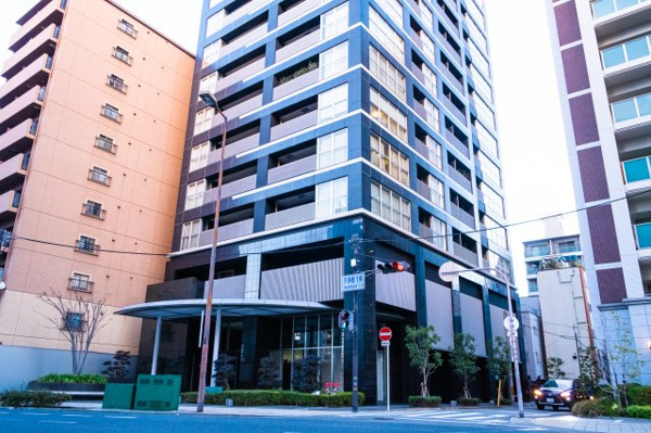 【外観】 | 【基壇部外観】黒色の大判タイル、御影石の壁面、アルミルーバー等、多彩なマテリアルで構成されています！