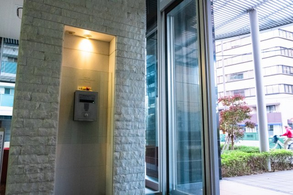 【エントランス】 | 【風除室】もちろん、オートロックです！強固なセキュリティで安心！