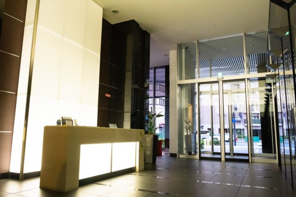 【エントランス】 | 【エントランスホール】白と黒と光のコントラストが美しい、心地よい緊張感のあるフォーマルな空間。