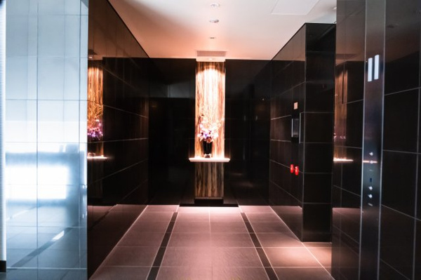 【その他共用部分】 | 【エレベーターホール】黒を基調としたクールな内装です！ホテルライクなエレベーターホール！