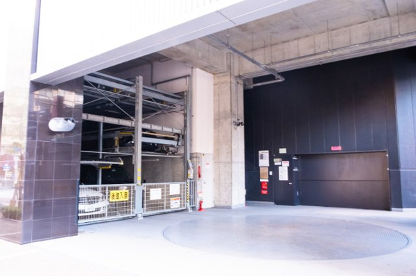 【駐車場】 | 【敷地内駐車場】きちんと整備されたきれいな駐車場です！十分な広さがあり、車の出し入れもスムーズ！