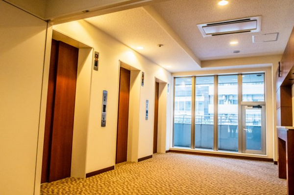【その他共用部分】 | 【エレベーターホールホテルのようなグレード感溢れるしつらえです。エレベーターは計3基ございます！
