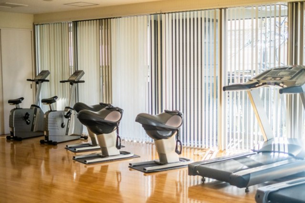 【その他共用部分】 | 【ジムスタジオ】マンション内で気軽にエクササイズ！各種トレーニングマシンも設置しています！