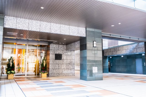 【エントランス】 | 【エントランス外観】都市邸宅の玄関口にふさわしい、堂々としたエントランス庇がお出迎えします！