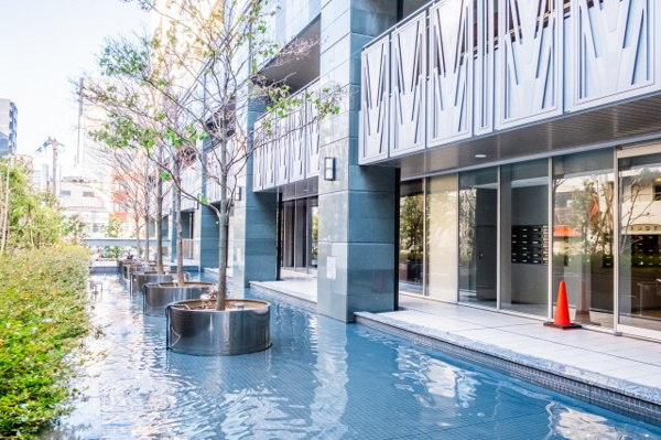 【周辺】 | 【アクアリオ】「水の都大阪」のアイデンティティを鮮やかに演出。ビオールラウンジからも眺められます！