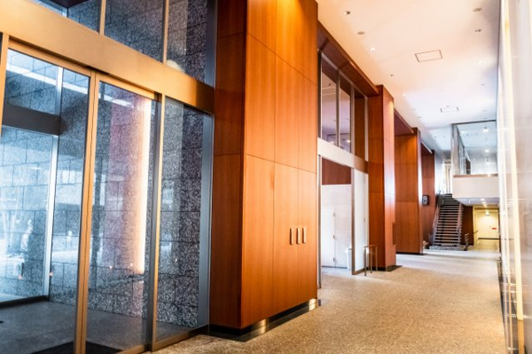 【エントランス】 | 【マスターズコリドール】ビオールラウンジ手前の通路です。空間をあたたかく包みこむ、美しい木調仕上げ。