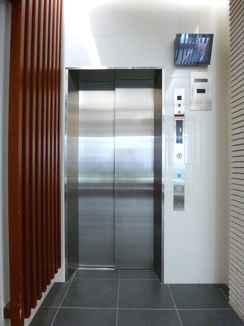 ParkAxis浅草橋の設備|モニター付セキュリティエレベーターです