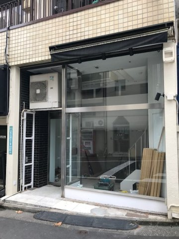 フサカビルのエントランス