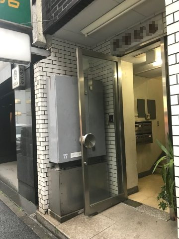 大有ビルのエントランス