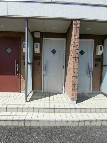 パインデュー　A棟の玄関