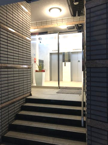 新宿区西新宿３丁目の事務所のエントランス