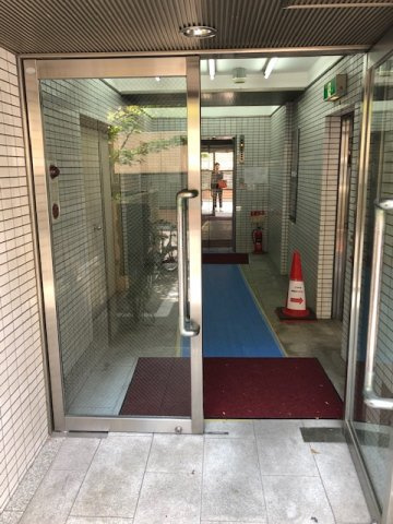第四松坂ビルのエントランス