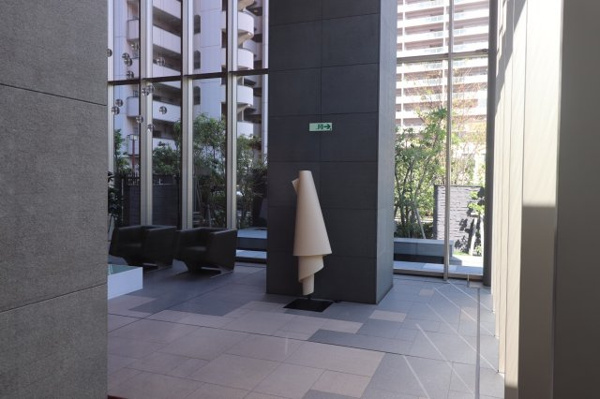 【エントランス】 | 【グランドエントランス】二層吹き抜けの伸びやかな空間。窓の外にはグリーンギャラリーが広がっています。