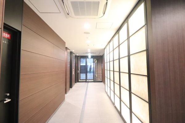 【その他共用部分】 | 【エレベーターホール前廊下】光の壁が共用廊下を明るく照らします☆空調完備で一年中快適です！