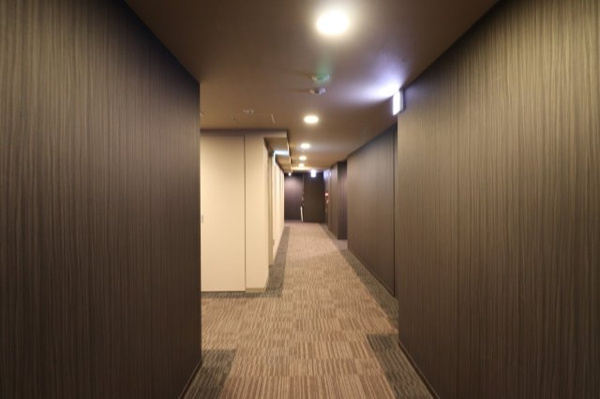 【その他共用部分】 | 【共用廊下】ホテルライクな落ち着いた内装です。外からの視線が届かない、安心の内廊下設計！