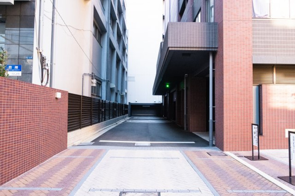 【駐車場】 | 【敷地内駐車場入り口】タワーパーキングなので、愛車が風雨にさらされることもありません！