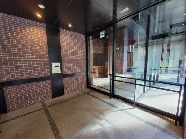 【エントランス】 | 【風除室】もちろんオートロックです！強固なセキュリティで安心！