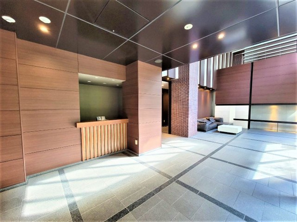 【エントランス】 | 【エントランスホール】伸びやかな二層吹き抜け！ゆったりとしたソファに座って、ご歓談やお待ち合わせも◎