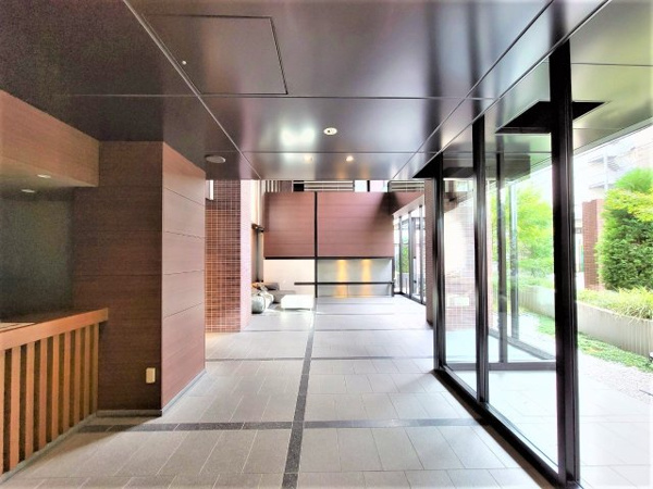 【その他共用部分】 | 【エントランスホール】自然光射し込むガラス張りの空間です。奥行きのある広々としたエントランス！