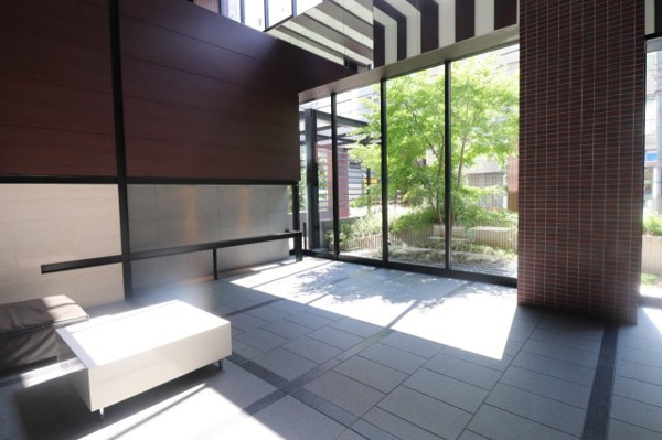 【エントランス】 | 【エントランスホール】開放的なガラスウォールの外には、緑の潤い豊かなウェーブガーデン！