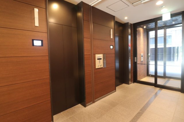 【その他共用部分】 | 【エレベーターホール】木調仕上げでホテルライクな雰囲気のエレベーターホールです！