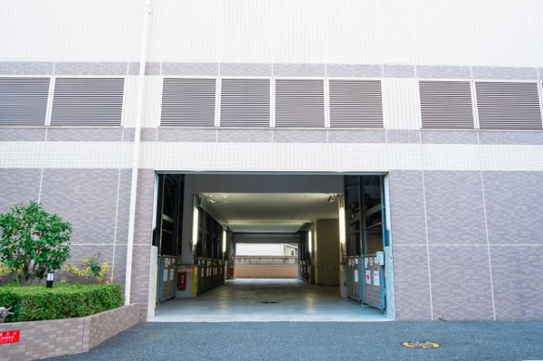 【駐車場】 | 【敷地内駐車場】屋内なので、愛車が風雨にさらされることもなく安心です！