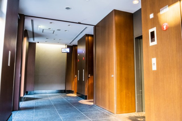 【その他共用部分】 | 【エレベーターホール】ビューウィンドウを設けた明るい空間。中・上層階からは美しい梅田の夜景も一望！