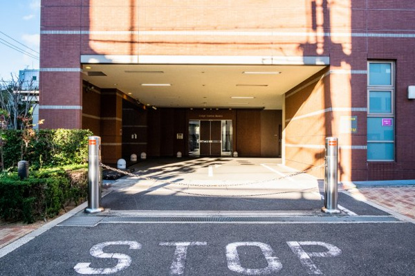 【駐車場】 | 【敷地内駐車場】パーキングゲートは、INとOUTを分離することで、スマートな動線と安全確保を両立！