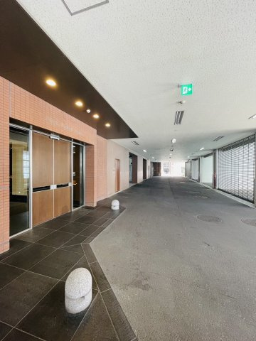 【駐車場】 | 【車寄せ】屋内にあるので、雨の日も濡れずに乗り降り可能です！荷物の積み下ろしにも便利！