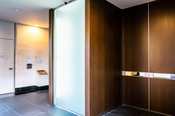 【エントランス】 | 【風除室】もちろんオートロックです！強固なセキュリティで安心！