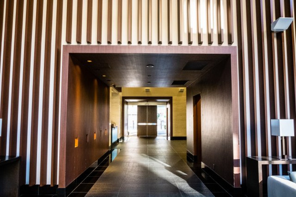 【エントランス】 | 【エントランス】コンシェルジュデスクのあるエントランスホールから、ロビーラウンジへと抜けるコリドー！