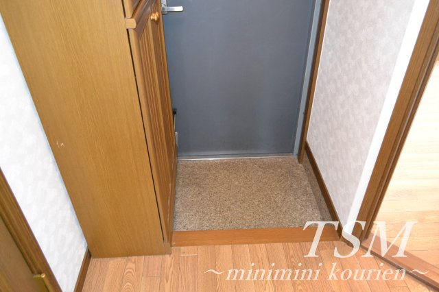 寿ハイツの玄関|シューズボックス付きの玄関