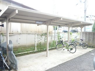 【その他共用部分】 | 屋根付きの駐輪場で雨が降っても大切な自転車が濡れなくてすみますね♪駅から自転車もおすすめです！